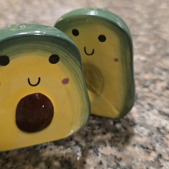 Cute avocado salt and pepper shakers new in box - Picture 5 of 6